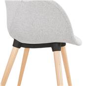 Chaise design scandinave à accoudoirs 'LOTUSTRÄ' en tissu gris claire avec 4 pieds en bois naturel