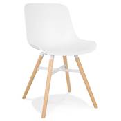 Chaise design de style scandinave 'GUTT' blanche avec 4 pieds en bois naturel