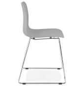 Chaise design empilable 'Style' grise avec pieds tréteaux en métal chromé