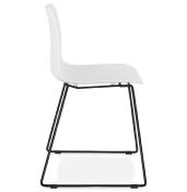 Chaise design empilable 'Style Black' blanche pieds tréteaux en métal noir