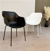 Chaise design à accoudoirs 'CONCEPT' noire àvec 4 pieds en métàl noir