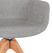 Chaise design de style scandinave à accoudoirs 'VOGAN' en tissu gris avec 4 pieds en bois naturel