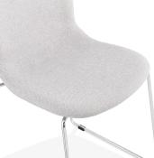 Chaise design empilable 'Teknik Silver' en tissu gris clair pieds tréteaux en métal chromé