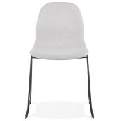 Chaise design empilable 'Teknik Black' en tissu gris clair pieds tréteaux en métal noir