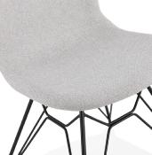 Chaise design 'Norsk Black' en tissu gris clair 4 pieds en métal noir