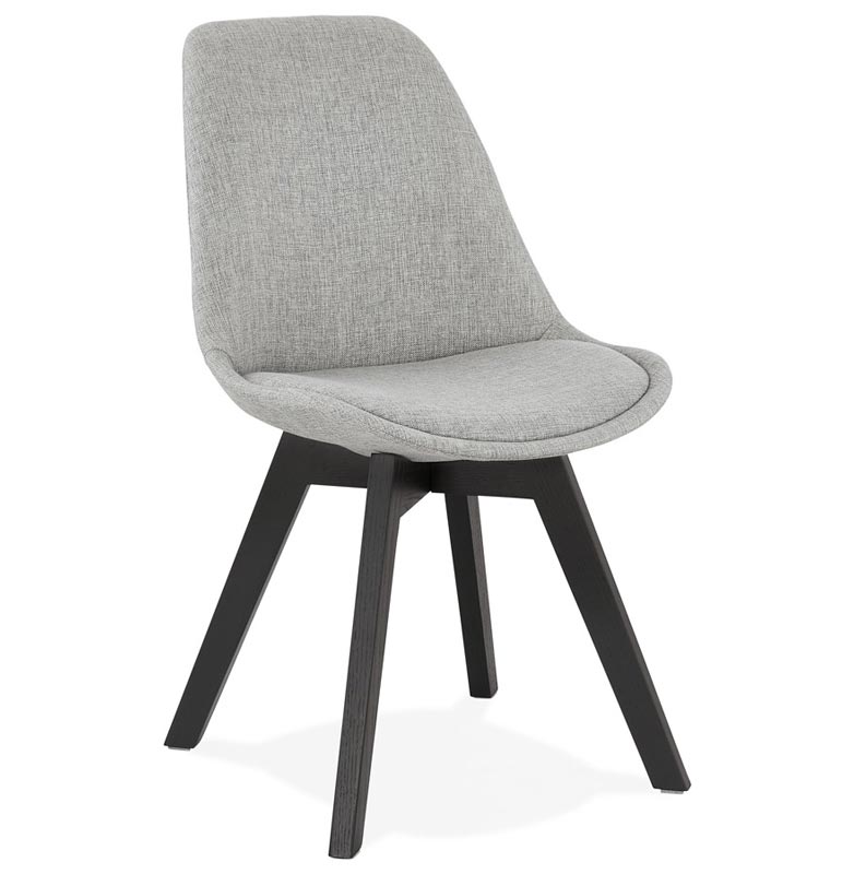 Chaise design  'Blackstad' en tissu gris clair avec 4 pieds en bois noir