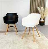Chaise design à accoudoirs 'CONCEPT WOOD' blanche avec 4 pieds en bois naturel