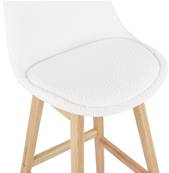 Tabouret de snack mi-hauteur design scandinave 'Chairman Mini' tissu bouclé blanc avec 4 pieds en bois naturel et dossier haut