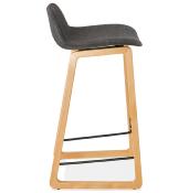 Tabouret de snack mi-hauteur design scandinave 'Skala' en tissu gris foncé pieds tréteaux bois dossier bas