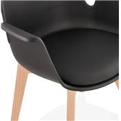 Chaise style scandinave design à accoudoirs 'PRINS' noire avec 4 pieds en bois naturel