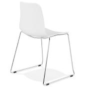 Chaise design empilable 'Style' blanche pieds tréteaux en métal chromé