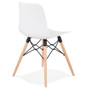 Chaise scandinave design 'Sländak Woody' blanche avec 4 pieds en bois naturel et métal noir