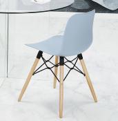 Chaise scandinave design 'Sländak Woody' bleue avec 4 pieds en bois naturel et métal noir