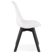 Chaise design 'Blackstad' blanche avec 4 pieds en bois noir