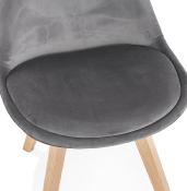 	Chaise design 'Milano' en velours grise avec 4 pieds en bois naturel