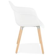 Chaise design scandinave à accoudoirs 'Suedsën' blanche avec 4 pieds en bois naturel