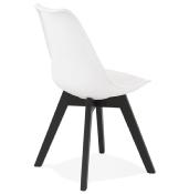 Chaise design 'Blackstad' blanche avec 4 pieds en bois noir
