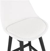 Tabouret de bar design scandinave 'Chairman Black Edition' en tissu bouclé blanc avec 4 pieds en bois noir et dossier haut
