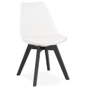 Chaise design 'Blackstad' blanche avec 4 pieds en bois noir