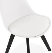 Chaise design 'Blackstad' blanche avec 4 pieds en bois noir