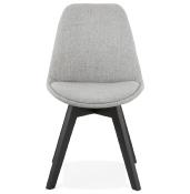 Chaise design  'Blackstad' en tissu gris clair avec 4 pieds en bois noir
