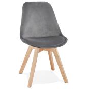 	Chaise design 'Milano' en velours grise avec 4 pieds en bois naturel