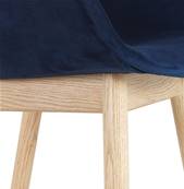 Chaise design à accoudoirs 'MAJESTY' en velours bleu et 4 pieds en bois naturel