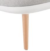 Fauteuil lounge design de style scandinave 'LUKE' assise en tissu gris, structure blanche et pieds en bois naturel