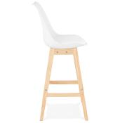 Tabouret de bar design scandinave 'Chairman' blanc avec 4 pieds en bois naturel et dossier haut