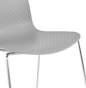 Chaise design empilable 'Style' grise avec pieds tréteaux en métal chromé