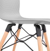 Chaise scandinave design 'Sländak Woody' grise avec 4 pieds en bois naturel et métal noir