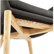 Chaise design scandinave à accoudoirs 'Knad' en tissu gris foncé avec 4 pieds en bois naturel