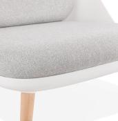 Fauteuil lounge design de style scandinave 'LUKE' assise en tissu gris, structure blanche et pieds en bois naturel