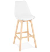 Tabouret de bar design scandinave 'Chairman' blanc avec 4 pieds en bois naturel et dossier haut