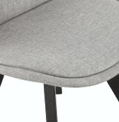 Chaise design  'Blackstad' en tissu gris clair avec 4 pieds en bois noir