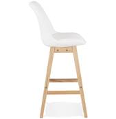 Tabouret de bar design scandinave 'Chairman' en tissu bouclé blanc avec 4 pieds en bois naturel et dossier haut