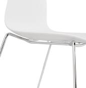 Chaise design empilable 'Style' blanche pieds tréteaux en métal chromé