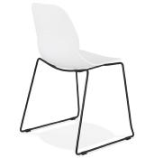 Chaise design empilable 'Teknik Black' blanche pieds tréteaux en métal noir