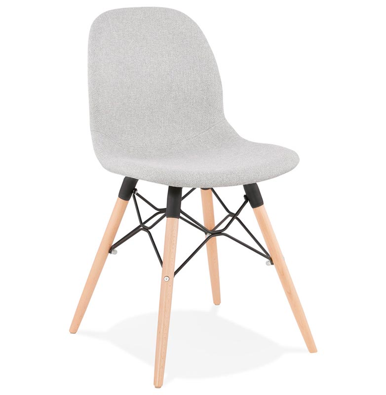 Chaise scandinave design 'Norsk Wood' en tissu gris clair avec 4 pieds en bois et métal noir