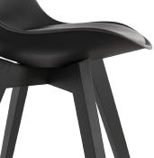 Chaise design 'Blackstad' noire avec 4 pieds en bois noir