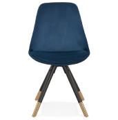 Chaise design 'Modena' en velours bleue avec 4 pieds en bois noir et métal brossé doré