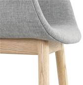 Chaise design à accoudoirs 'MAJESTY' en tissu gris clair et 4 pieds en bois naturel