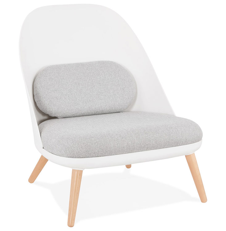 Fauteuil lounge design de style scandinave 'LUKE' assise en tissu gris, structure blanche et pieds en bois naturel