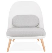 Fauteuil lounge design de style scandinave 'LUKE' assise en tissu gris, structure blanche et pieds en bois naturel