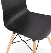 Chaise scandinave design 'Sländak Woody' noire avec 4 pieds en bois naturel et métal noir
