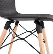 Chaise scandinave design 'Sländak Woody' noire avec 4 pieds en bois naturel et métal noir
