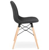 Chaise scandinave design 'Norsk Wood' en tissu gris avec 4 pieds bois naturel et métal noir
