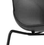 Chaise design empilable 'Teknik Black' noire pieds tréteaux en métal noir