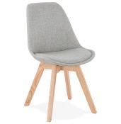 Chaise scandinave design 'Halmstad' en tissu gris clair avec 4 pieds en bois naturel