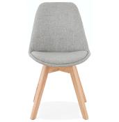 Chaise scandinave design 'Halmstad' en tissu gris clair avec 4 pieds en bois naturel